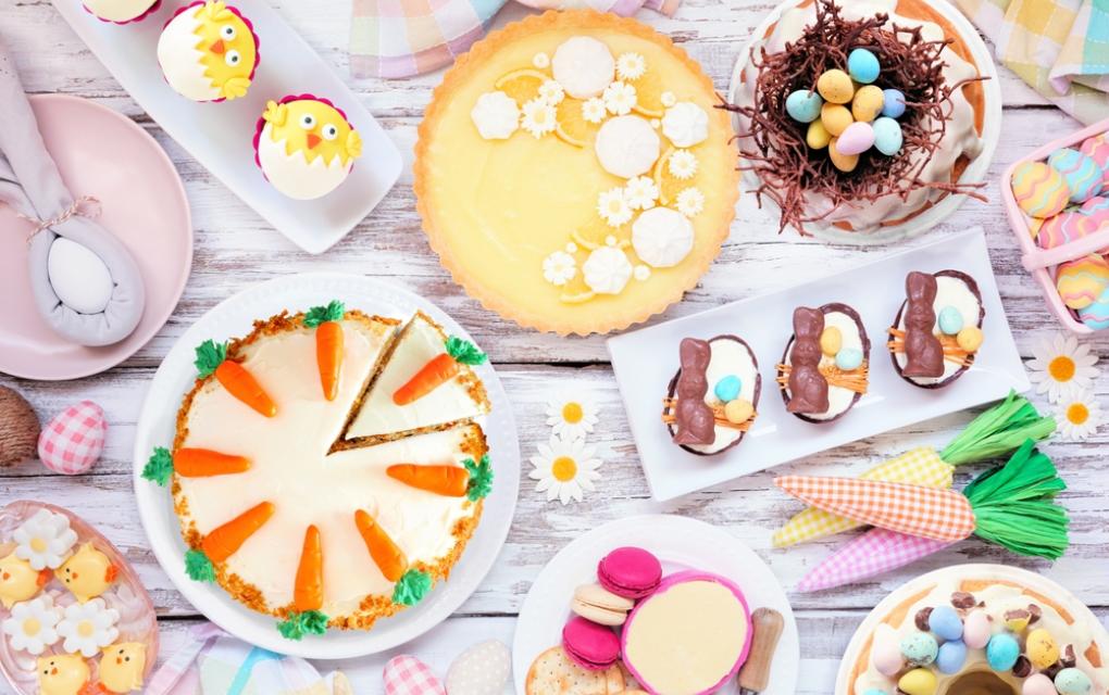 Mesa decorada para a Páscoa bom bolos, tortas e outros doces