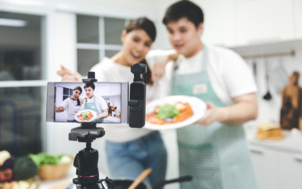 casal gravando vídeo atrativo