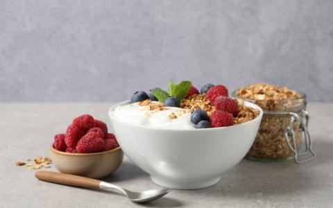 Bowl de iogurte e frutas - alimentos funcionais para a primavera