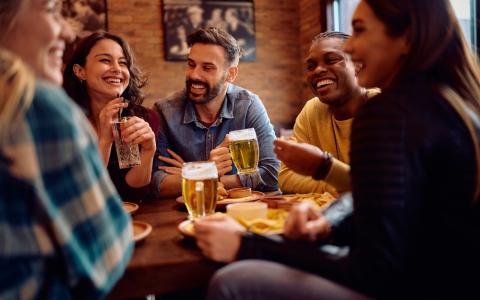 Amigos em happy hour