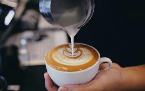 Barista preparando café tipo cappuccino