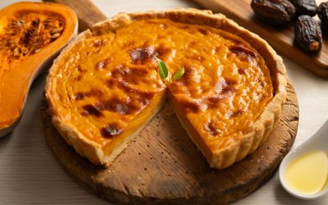 Bolo de abóbora com coco e cobertura de doce de leite