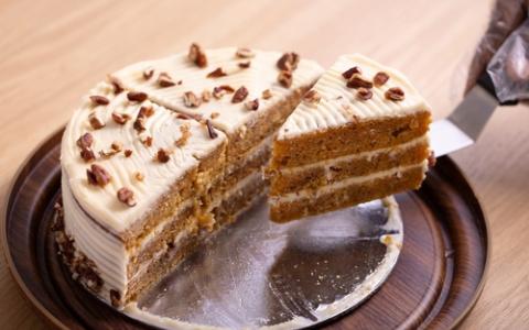 Bolo de cenoura com especiarias e cobertura de cream cheese