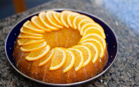 bolo de laranja com cobertura de fatias de laranja - Academia Assaí