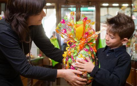 Vendedora fazendo um bom atendimento e aumentando a credibilidade do negócio