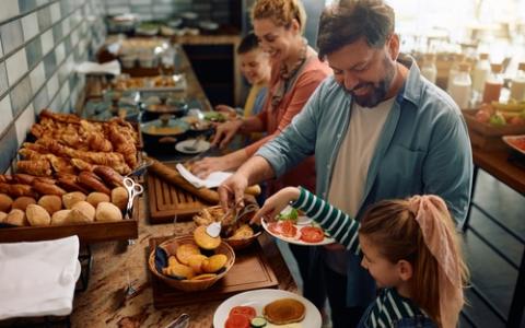 Família se servindo em café colonial