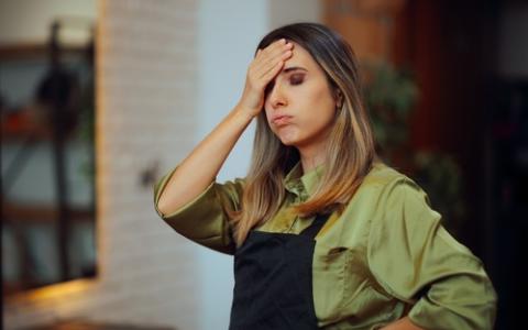 Mulher preocupada com calote