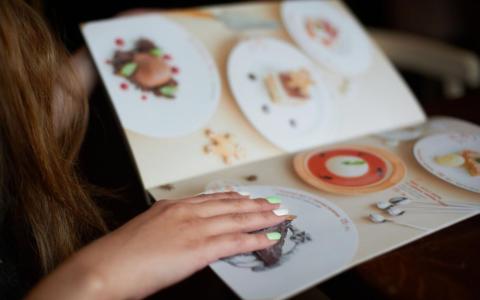 Mulher segurando um cardápio sazonal de fim de ano