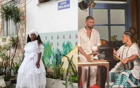 Modelo em frente à Casa Omolokum e Chef Leila em show de culinária