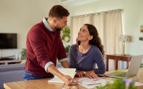 Casal empreendedor feliz por aderir ao programa Desenrola