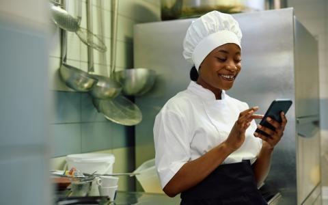Chef mulher realizando atendimento online