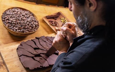 Chocolatier preparando cacau no chocolate