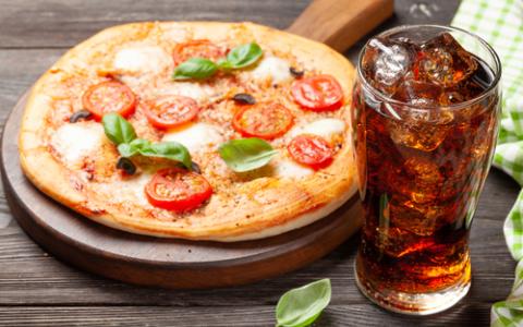 Pizza com guaraná Antarctica