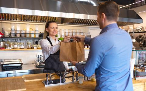 Cliente satisfeito com comunicação Black Friday de restaurante