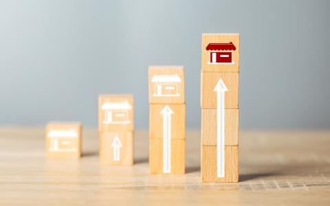 Blocos de madeira representando o conceito de franquia