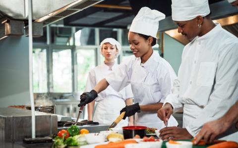 Consumo identitário: chefs negros fazendo comida afro-brasileira
