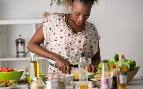 Cozinheira preparando sua receita - Academia Assaí