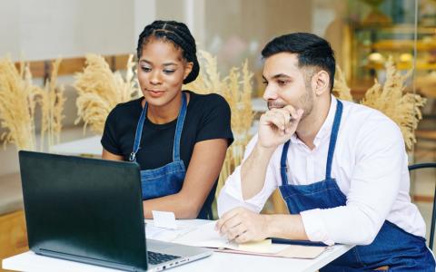 Empreendedores calculando custo real dos produtos