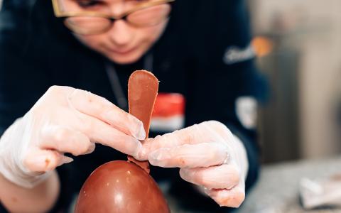 O tempo é um dos custos invisíveis de Páscoa - chocolatier montando ovo de Páscoa