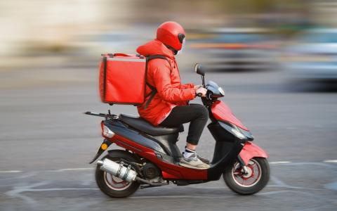 Pessoa fazendo delivery rápido e eficiente