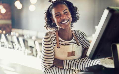 mulher empreendedora sorrindo com as vendas - Academia Assaí