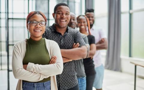 Dia da Consciência Negra: pessoas pretas enfileiradas