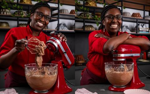 Fotos de Diva Oliveira de uniforme vermelho, usando uma batedeira