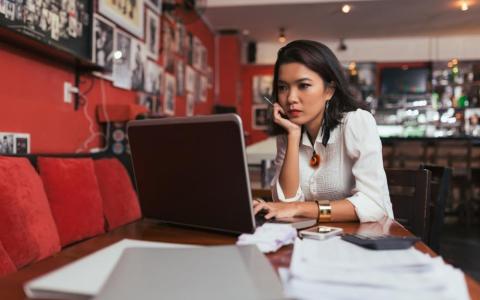 Empreendedora preocupada com dívidas