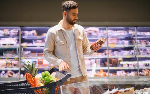 Empreendedor em supermercado fazendo compras inteligentes