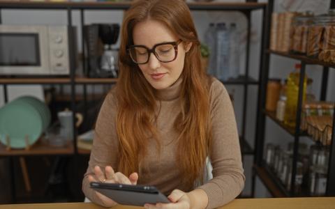 Empreendedora estudando melhor método contábil para seu negócio