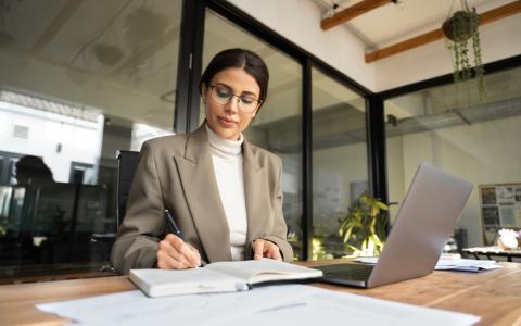 Empreendedora fazendo fechamento de ano