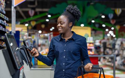 Empreendedora fazendo mercado com cartão de crédito