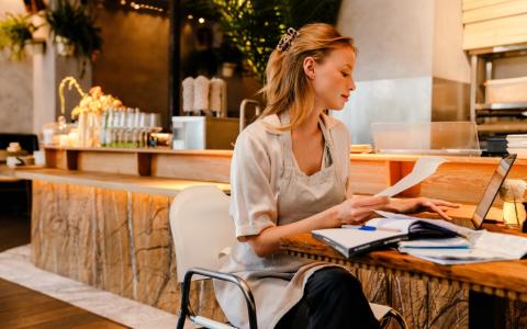 Empreendedora obtendo alvará de funcionamento do negócio pela internet