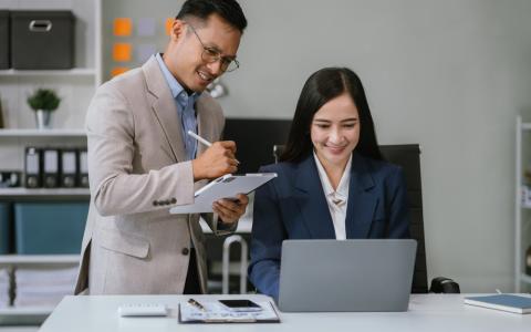 Empreendedores calculando churn rate do negócio