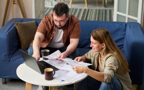 Empreendedores calculando impostos