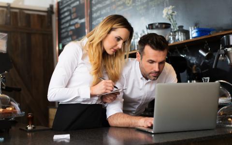 Empreendedores criando plano de trabalho a partir do método 5W2H