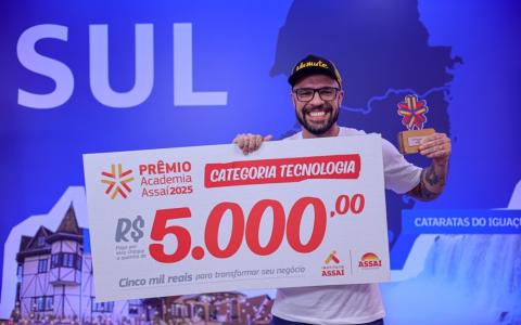 Felipe com o cheque do Prêmio Academia Assaí 2025, conquistado pelo Mamute Burgers