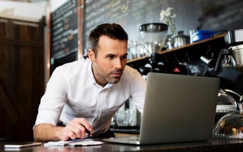 Empreendedor usando ferramentas para precificar corretamente