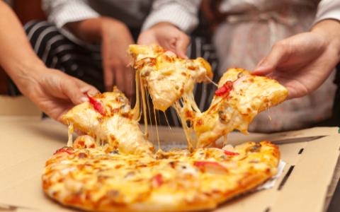 Amigos reunidos no fim de semana para comer pizza