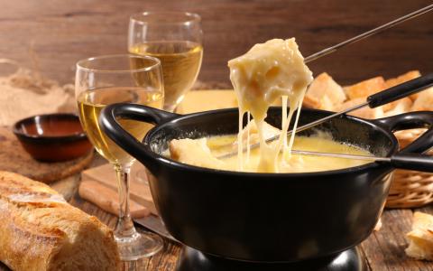 Fondue de queijo é ideal para dias frios e datas especiais