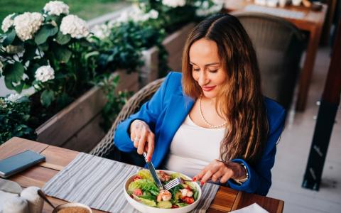 Cliente mulher se alimentando de comidas saudáveis - food as medicine
