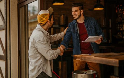 Empreendedor recebendo fornecedores com simpatia