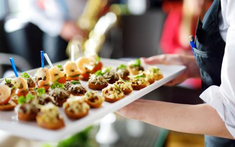 Garçonete servindo finger food