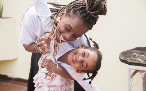 Mãe negra empreendedora - Rosyane com sua filha