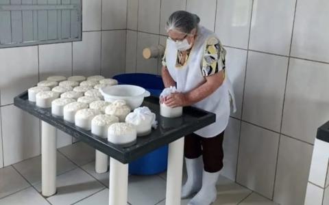 Maria Abadia fazendo queijo