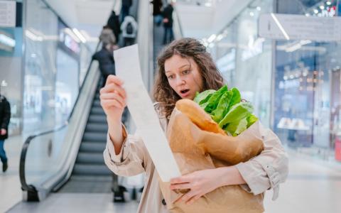 Cliente assustada com preço alto de produtos alimentícios