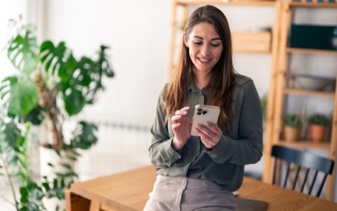 Empreendedora analisando desempenho de anúncios online