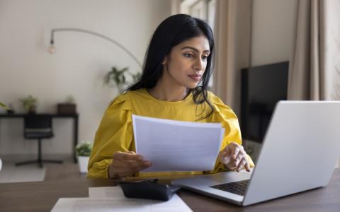 Mulher se organizando para sair do improviso financeiro