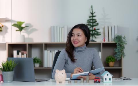 Mulher usando estratégias por uma boa saúde financeira