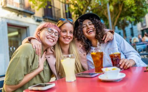Mulheres seguras comemorando em bar